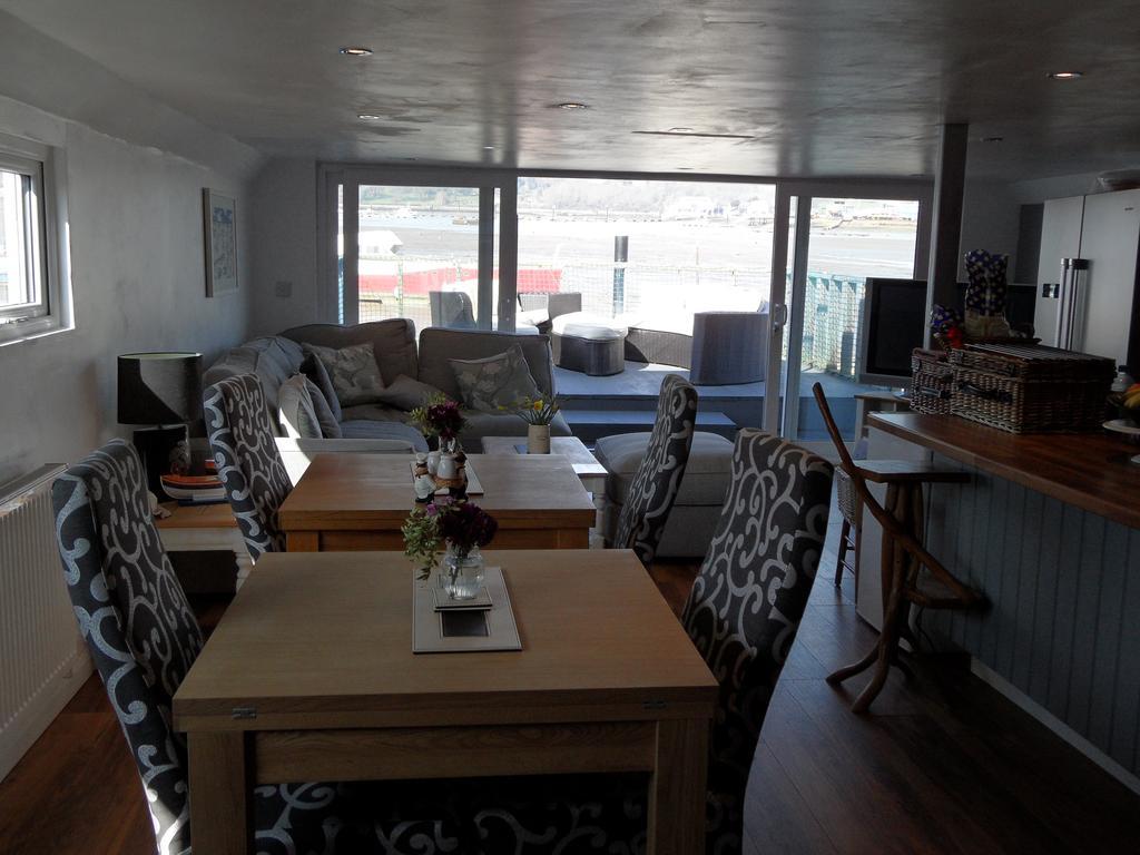 ニューポート Houseboat Harbourside View Bed & Breakfast エクステリア 写真